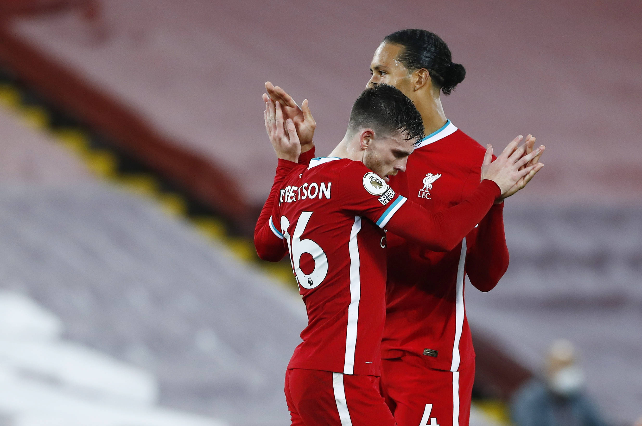 队友回传球 队友回传球